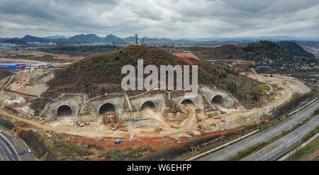 Chinesische Bauarbeiter graben Tunnel, die sich in einem Hügel für Tencent ein Rechenzentrum in Guiyang Stadt zu bauen, im Südwesten Chinas Provinz Guizhou, 7. März 201 Stockfoto
