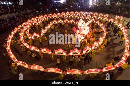 Darsteller durchführen Dragon dance vor dem Laternenfest oder die Feder Laternenfest in Yunhe County, Lishui City, East China Zhejiang provi Stockfoto