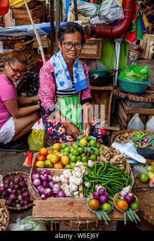 Die Menschen vor Ort Frisches Gemüse zu den CO2-Markt, Cebu City, Cebu, Philippinen Stockfoto