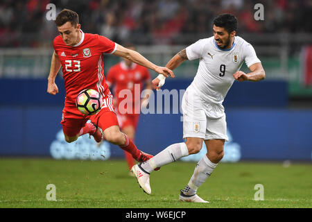 Luis Suarez, rechts, von Uruguay nationale Fußballmannschaft kickt den Ball einen Pass gegen Tom Lockyer von Wales National Football Team in ihrer endgültigen zu machen Stockfoto