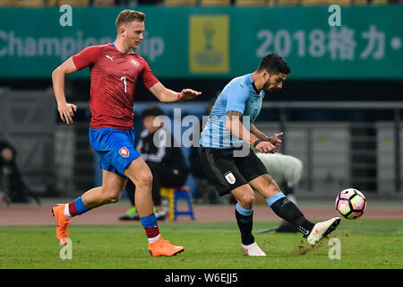 Luis Suarez, rechts, von Uruguay nationale Fußballmannschaft kickt den Ball einen Pass gegen Antonin Barak der Tschechischen Republik National Football Team in zu machen Stockfoto