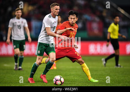 Andy King, links, von Wales National Football Team Herausforderungen Yu Hanchao der chinesischen nationalen Männer Fußball Mannschaft im Halbfinale im Jahr 2018 Stockfoto