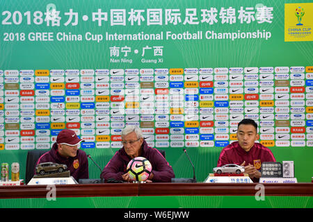 Feng Xiaoting, rechts, und Head Coach Marcello Lippi der chinesischen nationalen Männer Fußballmannschaft an einer Pressekonferenz vor dem Halbfinale Stockfoto