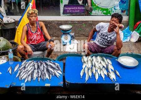 Die Menschen vor Ort Verkauf von frischem Fisch am CO2-Markt, Cebu City, Cebu, Philippinen Stockfoto