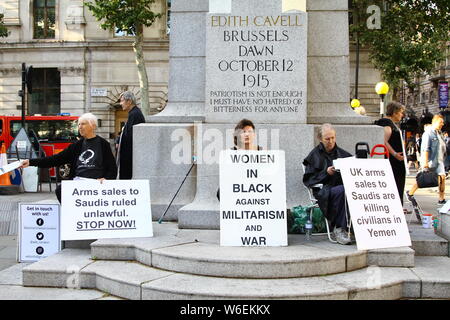 Die FRAUEN IN SCHWARZ gegen Militarismus und Krieg Protest an der Edith Cavell STATUE DER MENSCHHEIT IN SAINT MARTINS PLACE, LONDON, GROSSBRITANNIEN AM 31. JULI 2019. Britische WAFFENVERKÄUFE SIND ZIVILISTEN IN YEMAN. Die WAFFENVERKÄUFE an Saudi-arabien von AUSGESCHLOSSEN RECHTSWIDRIG das OBERGERICHT. Englischer Gerichte. Britische Gerichte. Humanitäre protestieren. Stockfoto