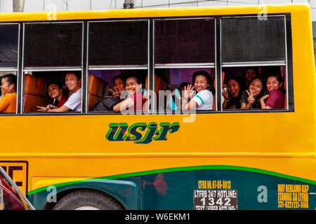 Glückliche junge Filipinos auf einem Bus, Cebu City, Cebu, Philippinen Stockfoto