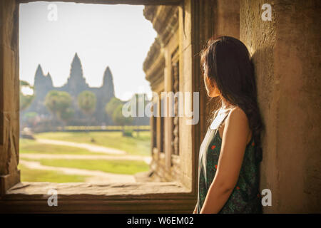 Candid Portrait von brunette Asiatischen alleinreisende Frauen in Siem Reap, Kambodscha. Es gibt einen berühmten Angkor Wat Tempel im Hintergrund. Stockfoto