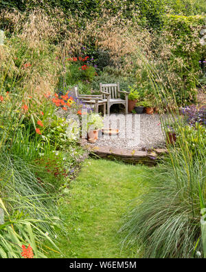 Garten Sitzecke im Grünen informelle Garten - Großbritannien Stockfoto