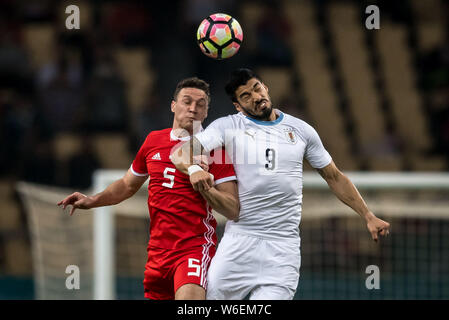 Luis Suarez, rechts, von Uruguay National Football Team den Ball einen Pass gegen James Chester von Wales National Football Team in Ihrem fin zu machen Stockfoto