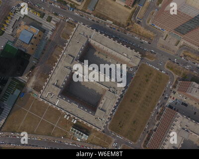 Luftaufnahme von zwei symmetrischen Gebäude mit der Form des arabischen Ziffer 6 in Zhengzhou City, Central China Provinz Henan, 21. März 2018. Stockfoto