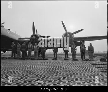 Ein Japan-basierte Superfort Crew in der letzten Stunde des Sonnenlichts komplettiert seine Überprüfung der Notfallausrüstung. Als die Dunkelheit take-off Zeit kommt für eine weitere Nacht Flug nach Korea eine andere High explosive Schlag gegen den Feind zu schlagen. Stockfoto