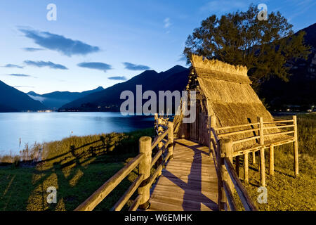 Stelzenhaus aus der Bronzezeit (Rekonstruktion) im Museum der Palafitte des Lago di Ledro. Molina di Ledro, Trient Provinz Trentino, Italien. Stockfoto