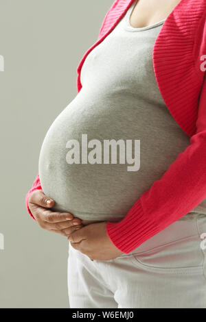 Mitte Schnittansicht einer schwangeren Frau Stockfoto