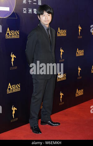 Japanische Regisseur Yuya Ishii wirft, wie er auf dem roten Teppich für die 12 Asian Film Awards in Macau, China, 17. März 2018 eingegangen ist. Stockfoto