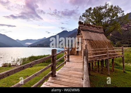 Stelzenhaus aus der Bronzezeit (Rekonstruktion) an den Lago di Ledro. Ledrotal, Trient Provinz Trentino Alto-Adige, Italien, Europa. Stockfoto