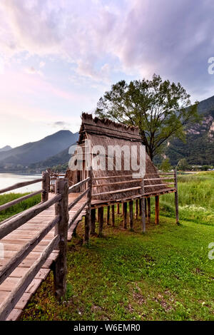 Stelzenhaus aus der Bronzezeit (Rekonstruktion) an den Lago di Ledro. Ledrotal, Trient Provinz Trentino Alto-Adige, Italien, Europa. Stockfoto