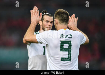 Gareth Bale, links, von Wales National Football Team feiert mit seinen Mannschaftskameraden Sam Vokes nachdem Sie gegen die Chinesische nationale Männer Fußball Team i Stockfoto