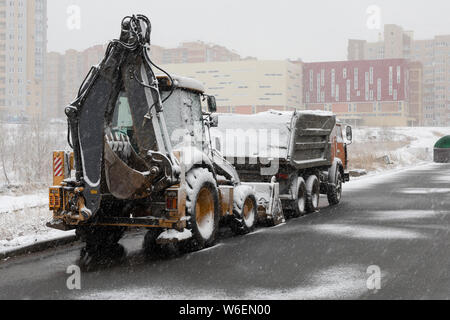 Schneeräumgeräte, ist das Auto im Hof unter dem Schnee Stockfoto