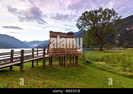 Stelzenhaus aus der Bronzezeit (Rekonstruktion) an den Lago di Ledro. Ledrotal, Trient Provinz Trentino Alto-Adige, Italien, Europa. Stockfoto