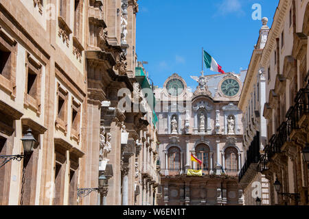 Italien, Sizilien, Trapani. Palazzo Senatorenpalast Trapani, Senatssaal oder Palazzo Cavarretta. 15. Jahrhundert Barock/Clock Tower. Stockfoto