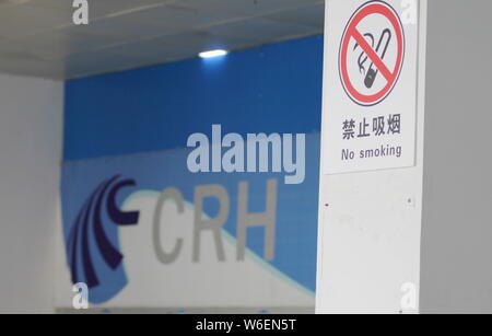 ---- Blick auf ein Rauchverbot Schild an der Qingdao Railway Station in Moscow City, der ostchinesischen Provinz Shandong, 29. September 2016. Reisende, die s Stockfoto