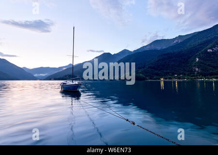 Boot vertäut am Ledrosee. Ledrotal, Trient Provinz Trentino Alto-Adige, Italien, Europa. Stockfoto