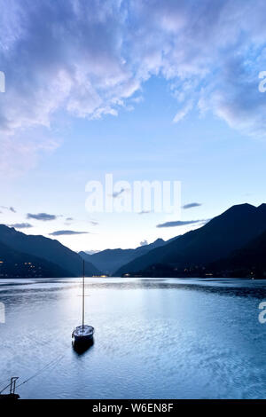 Boot vertäut am Ledrosee. Ledrotal, Trient Provinz Trentino Alto-Adige, Italien, Europa. Stockfoto