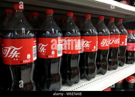 ------ Flaschen Coca Cola sind für den Verkauf in einem Supermarkt in Shanghai, China, 22. März 2018 gesehen. Coca-Cola Co. hat den Preis seiner ic angehoben Stockfoto