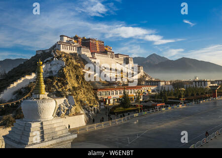 ------ Landschaft der Potala Palast in Lhasa, im Südwesten Chinas Tibet autonomen Region, 1. Januar 2017. Der Südwesten Chinas Tibet autonomen Regio Stockfoto