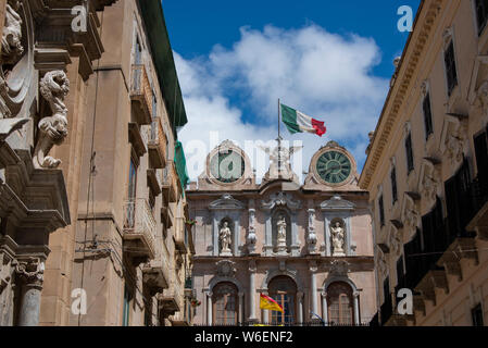 Italien, Sizilien, Trapani. Palazzo Senatorenpalast Trapani, Senatssaal oder Palazzo Cavarretta. 15. Jahrhundert Barock/Clock Tower. Stockfoto