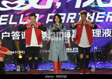 Taiwanesische Sängerin Jolin Tsai führt während der Hauptversammlung des Unternehmens in Shanghai, China, 6. März 2018. Stockfoto