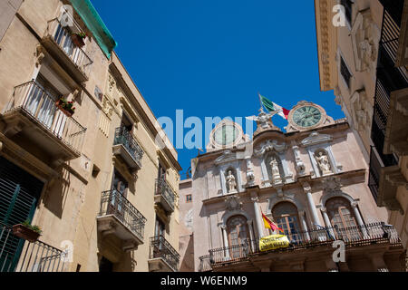 Italien, Sizilien, Trapani. Palazzo Senatorenpalast Trapani, Senatssaal oder Palazzo Cavarretta. 15. Jahrhundert Barock/Clock Tower. Stockfoto