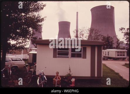 Ein TRAILER PARK IN POCA, DIREKT ÜBER DER KANAWHA RIVER VON JOHN AMOS KRAFTWERK. Wasser KÜHLTÜRME DER ANLAGE SCHEINEN IN DEN PARK ZU SEIN Stockfoto