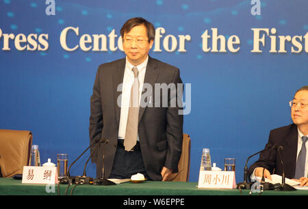 ---- Yi Gang, dann Stellvertretender Gouverneur der People's Bank of China (Pboc), China's Central Bank, spricht auf einer Pressekonferenz der ersten Sitzung der Stockfoto