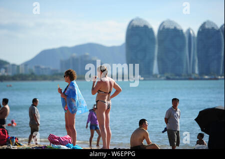 ---- Touristen genießen, sich bei einem Beach Resort in Sanya City, South China Hainan Provinz, 1. Februar 2017. South China Insel Küstenstadt Stockfoto