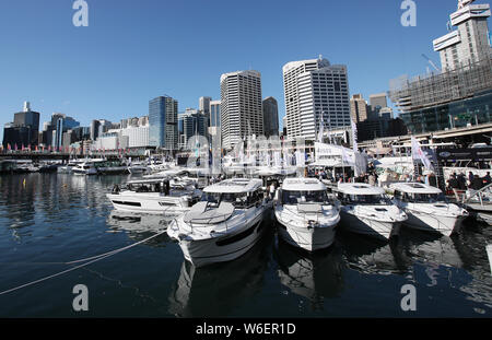 Sydney. 1 Aug, 2019. Menschen besuchen Sydney International Boatshow in Darling Harbour in Sydney, Australien auf August 1, 2019. Die Show dauert vom 1. August bis 5. Credit: Bai Xuefei/Xinhua/Alamy leben Nachrichten Stockfoto