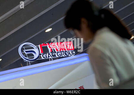 ---- Ein Besucher an den Stand der GAC Gruppe während des 15 China (Guangzhou) Internationale Automobil Ausstellung, auch als automatische guangzho bekannt Stockfoto