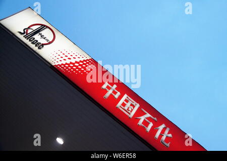 ---- Blick auf eine Tankstelle von Sinopec (China Petroleum & Chemical Corporation) in Tianjin, China, 13. September 2017. Sinopec Engineering, der oi Stockfoto