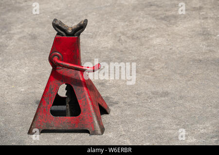Red High lift jack auf dem Boden stehen. Stockfoto