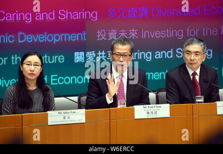 Paul Chan Mo-po, Financial Secretary von Hongkong, Mitte, nimmt an der Pressekonferenz zu den 2018-2019 Budget von Hong Kong Special Administrative Re Stockfoto