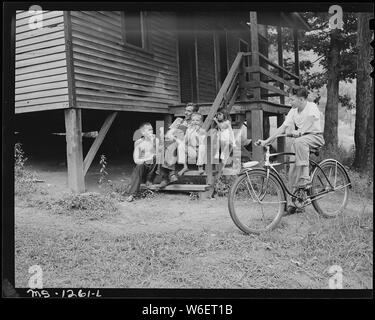 Ein Bergmann und Kinder auf die Schritte eines typischen Hauses. Kingston Pocahontas Coal Company, Exeter, Big Sandy Gehäuse Lager, Welch, McDowell County, West Virginia. Stockfoto