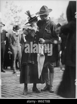 Ein Soldat boy Der 71St Regiment Infanterie, New York National Guard, der Abschied von seinem Schatz als sein Regiment Blätter für Camp Wadsworth, Spartanburg, South Carolina, wo die New York Abteilung für Service geschult. International Film Service.; Allgemeine Hinweise: Verwenden Sie Krieg und Konflikt Nummer 461 bei der Bestellung eine Reproduktion oder Anforderung von Informationen zu diesem Bild. Stockfoto