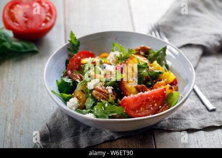 Gegrillter Pfirsich und Erbe Tomatensalat Stockfoto