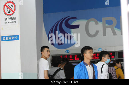 ---- Blick auf ein Rauchverbot Schild an der Qingdao Railway Station in Moscow City, der ostchinesischen Provinz Shandong, 29. September 2016. Reisende, die s Stockfoto