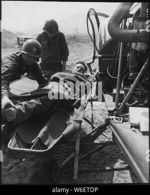 Ein verwundeter Amerikaner ist auf einem Hubschrauber auf der 21 Infanterie Regiment Sammelstation an Painmal, Korea, eine Meile südlich des 38. Parallel angehoben, für die Evakuierung zu einem Base Hospital.; Allgemeine Hinweise: Verwenden Sie Krieg und Konflikt Nummer 1451 bei der Bestellung eine Reproduktion oder Anforderung von Informationen zu diesem Bild. Stockfoto