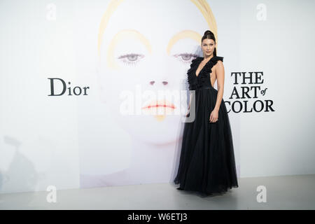 Amerikanische Modell Bella Hadid kommt für die 'Dior, die Kunst der Farbe" Ausstellung in Shanghai, China, 21. März 2018. Stockfoto