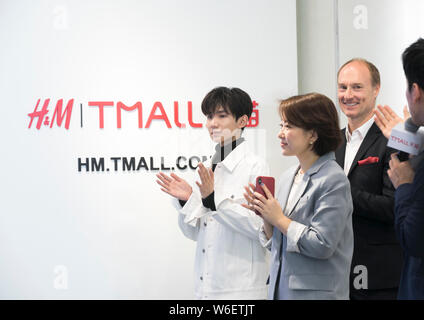 Roy Wang oder Wang Yuan, links, von chinesischer Junge Gruppe TFBoys der Einführung Zeremonie für das Modehaus H&M auf der Online shopping site Tmall.com der besucht Stockfoto