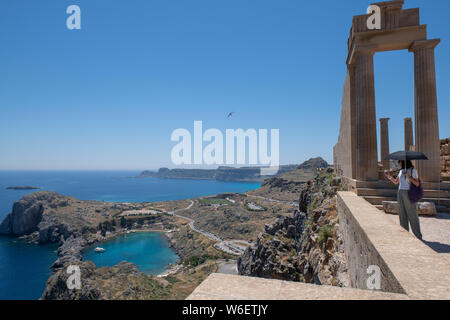 Griechenland, Rhodos. Historische Lindos, Blick auf das Mittelmeer und die St. Paul's Bay von mittelalterlichen Akropolis von Lindos. 4. Jahrhundert v. Chr. dorischen Tempel von An Stockfoto