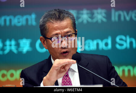 Paul Chan Mo-po, Financial Secretary von Hongkong, spricht während der Pressekonferenz auf der 2018-2019 Budget von Hong Kong Special Administrative Regi Stockfoto