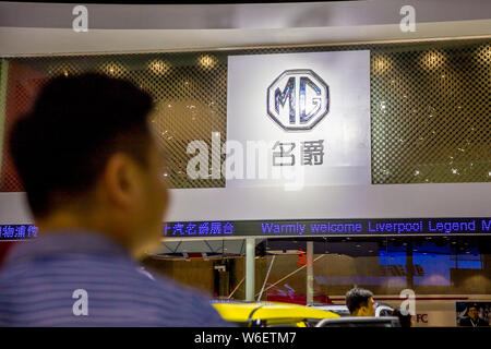 ---- Ein Besucher an der Stand von MG der SAIC Motoren während des 15 China (Guangzhou) Internationale Automobil Ausstellung, auch als Auto bekannt Stockfoto